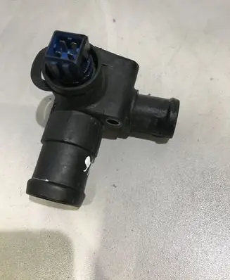 Volkswagen PASSAT B6 Engine coolant pipe/hose 028121132