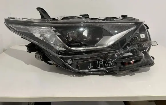 Toyota Auris E180 Headlight/headlamp 81110-02K60