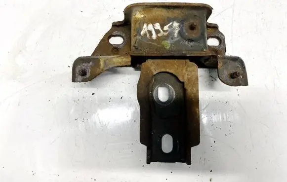 Mazda 2 Engine mount bracket