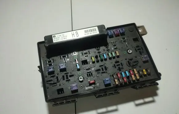 Opel Zafira B Fuse box set 13206754