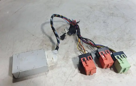 BMW 5 E60 E61 Air suspension control unit module (rear) 37146766280 6766280 4461500400