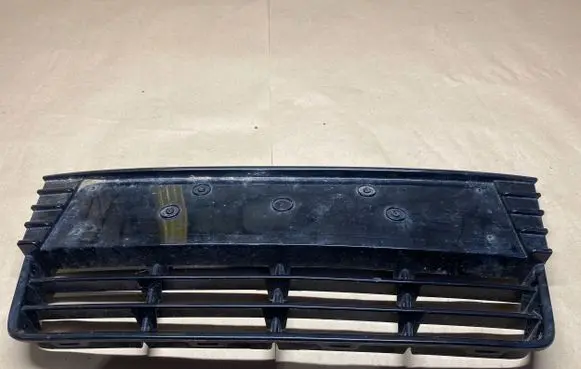Ford Focus Front bumper lower grill BM5117K945E