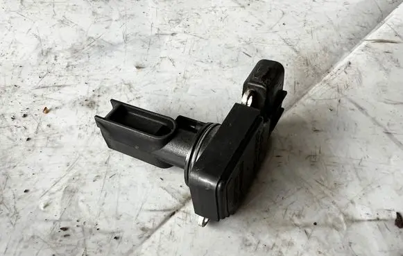 Toyota RAV 4 (XA20) Mass air flow meter 2220427010 AFH70M23