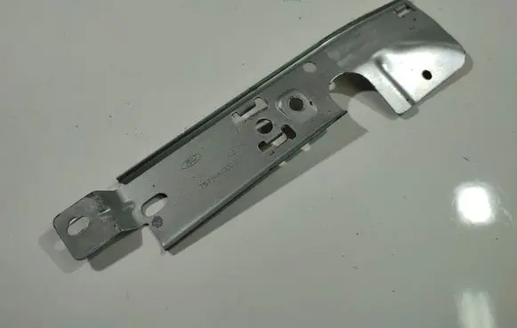 Engine mounting bracket
