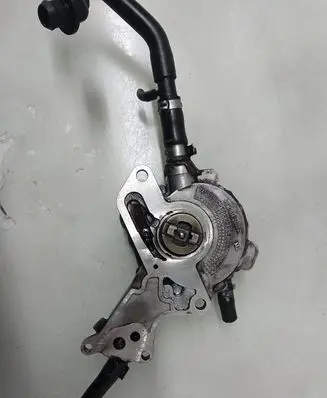 Volkswagen Touran I Vacuum pump 038145209E