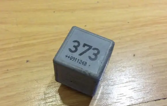 Volkswagen PASSAT B6 Other relay 8D0951253A 373