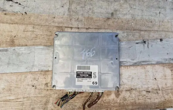 Toyota Avensis T250 Engine control unit/module 8966105690 1758006326 MB1758006326