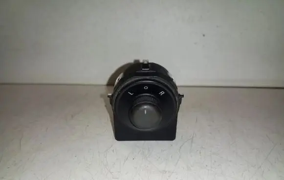 Wing mirror switch