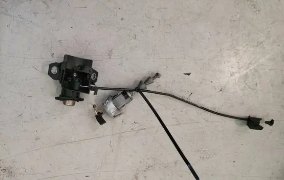 BMW 3 E90 E91 Front door lock (next to the handle) 