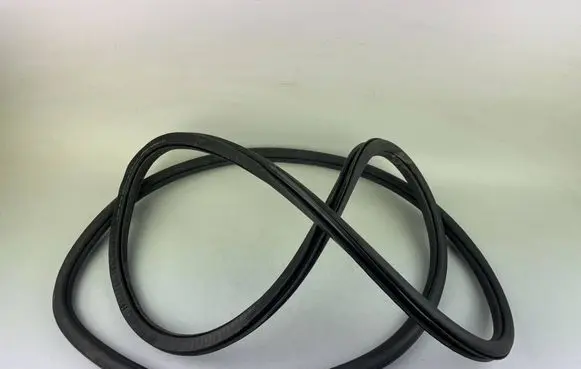 Volkswagen Tiguan Front door rubber seal 5NA867912B