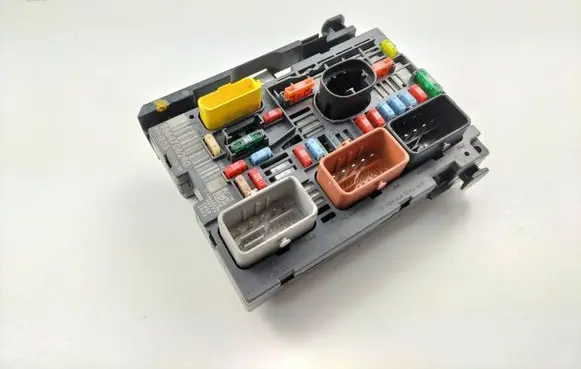 Peugeot 308 Fuse module 9664706280
