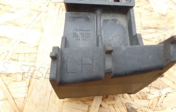 Headlight/headlamp mounting bracket