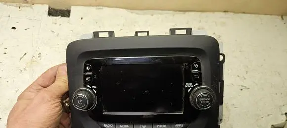 Fiat 500L Radio/CD/DVD/GPS head unit 07356582600 FEUD4V24 VP2330