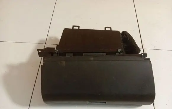 Mercedes-Benz B W245 Glove box