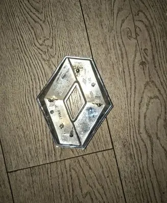 Manufacturer badge logo/emblem