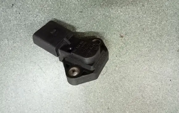 Volkswagen Golf IV Air pressure sensor 038906051
