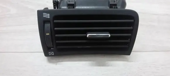 Toyota Avensis T250 Dashboard side air vent grill/cover trim