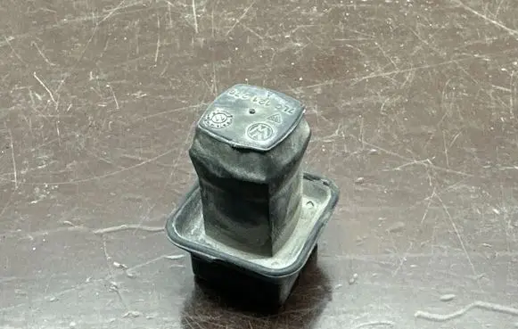 Radiator mount bracket