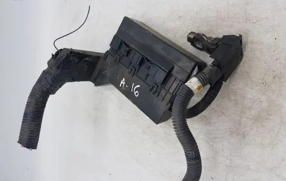 Nissan X-Trail T30 Fuse module 71543266YA1 24382AU010