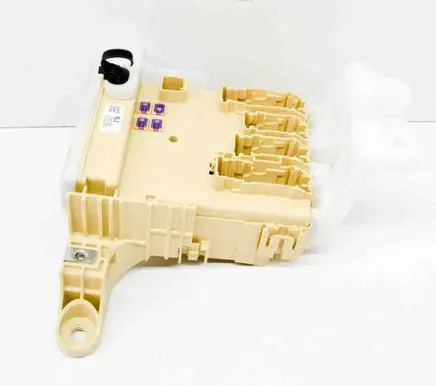 Toyota RAV 4 (XA40) Fuse module 63586799 8273042821