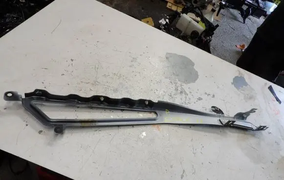 Renault Espace V (RFC) Fender mounting bracket