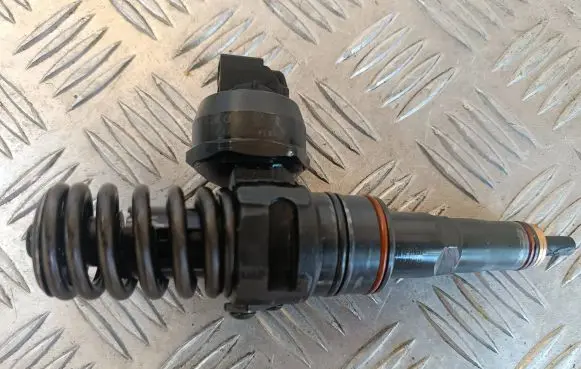 Volkswagen Sharan Fuel injector 038330073AG