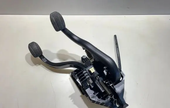 BMW 1 F40 Pedal assembly 6898137
