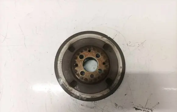 Volkswagen Golf IV Crankshaft pulley 038105243
