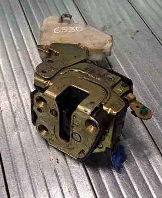 Nissan Almera N16 Front door lock 8055381U66 1370