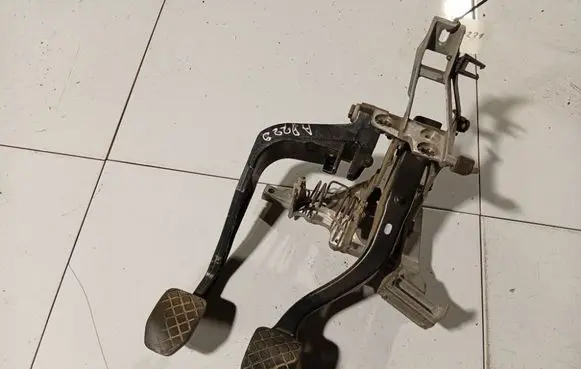 Audi A4 S4 B5 8D Brake pedal 8D1721117E