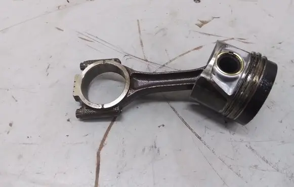 Volkswagen Crafter Piston with connecting rod