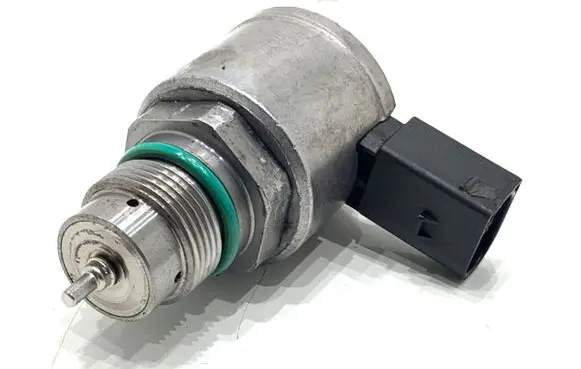 Volkswagen PASSAT B8 Fuel pressure regulator 04L130764C