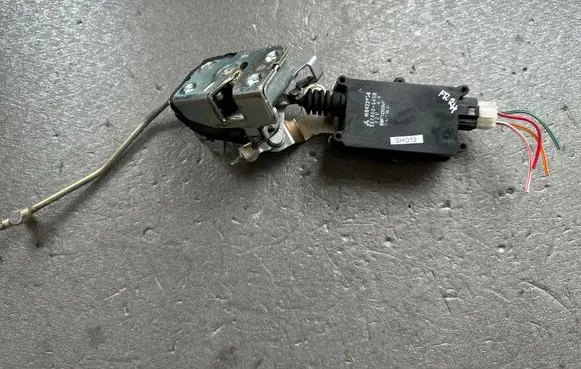 Mitsubishi Pajero Front door lock MB422954