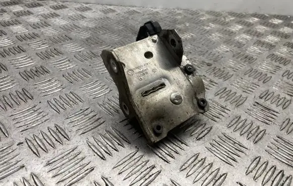 Radiator mount bracket