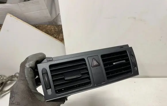 Mercedes-Benz C W204 Dash center air vent grill A2048307354