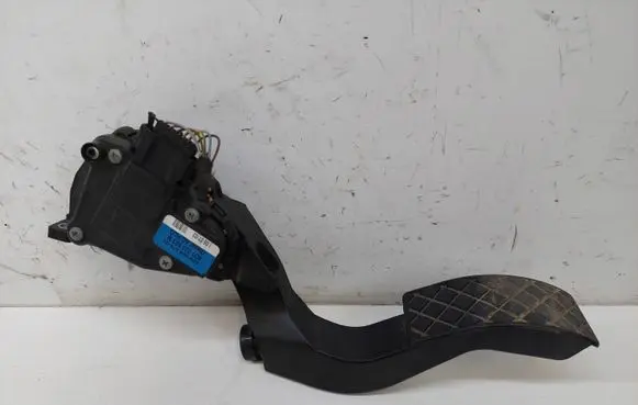 Volkswagen PASSAT B5.5 Accelerator throttle pedal 8D1723523M