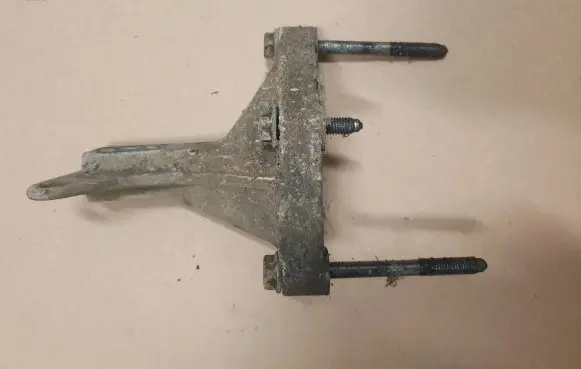 Volkswagen PASSAT B3 Gearbox mounting bracket 357199353A