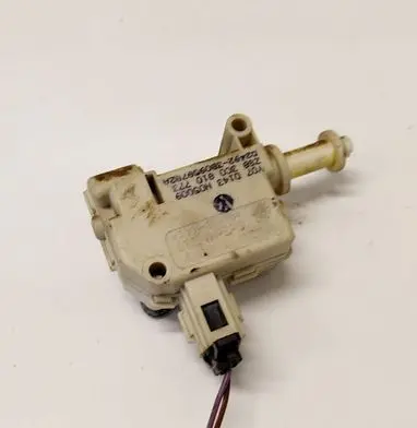 Volkswagen PASSAT B6 Central locking motor 3B0959782A