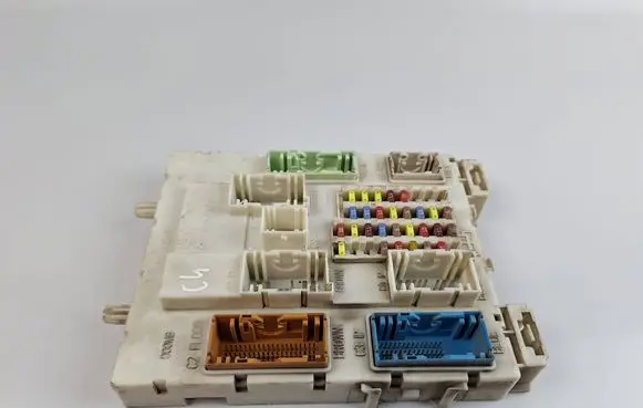 Ford Focus Fuse module BV6T14014AMC BV6N14A073EL