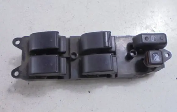 Toyota Avensis Verso Electric window control switch 84820-05100