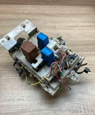 Nissan Almera Tino Fuse module 243504U100 0619001