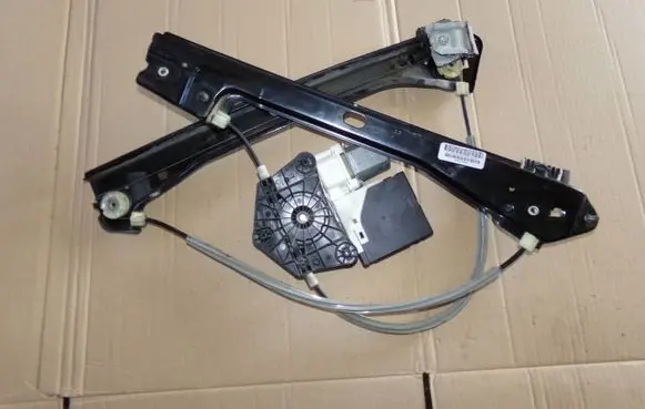 Volkswagen Jetta VI Front door window regulator with motor