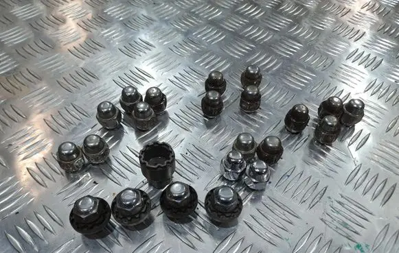 Hyundai i30 Anti-theft wheel nuts and lock PU8436