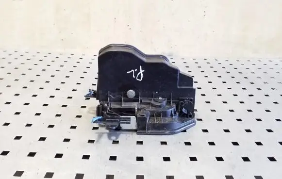 BMW X1 E84 Front door lock 7202145