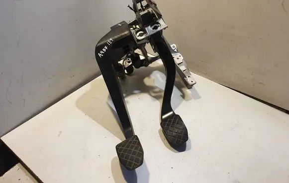 Audi A4 S4 B7 8E 8H Pedal assembly 8E1721117A