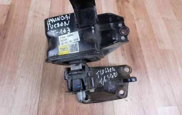 Hyundai Tucson TL Engine mount bracket 21830D3800
