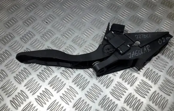 Accelerator throttle pedal