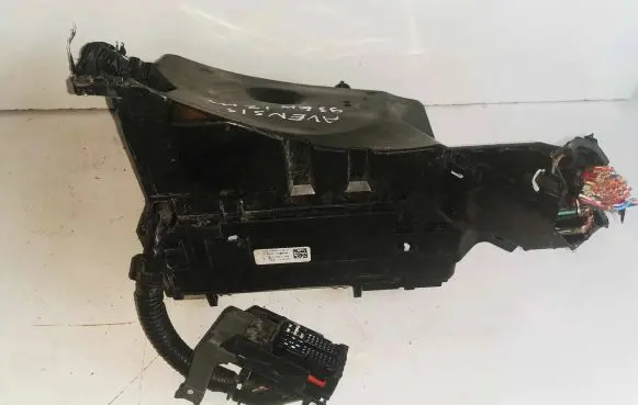 Toyota Avensis T270 Fuse box set 8211105J72