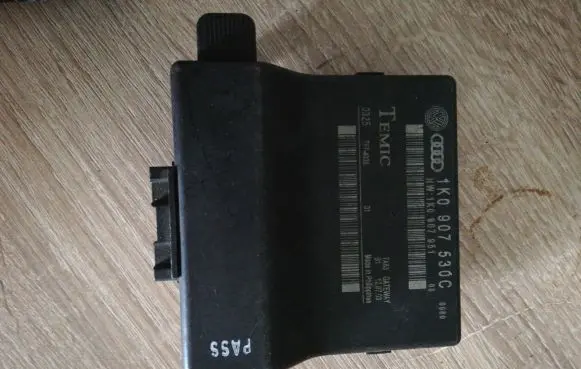 Volkswagen Golf V Gateway control module 1K0907530C