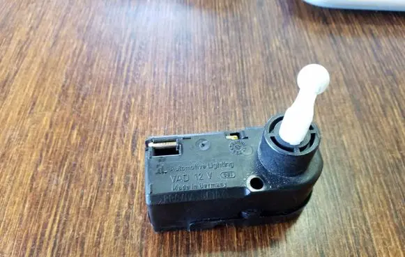 Ford B-MAX Headlight level adjustment motor 0307853315